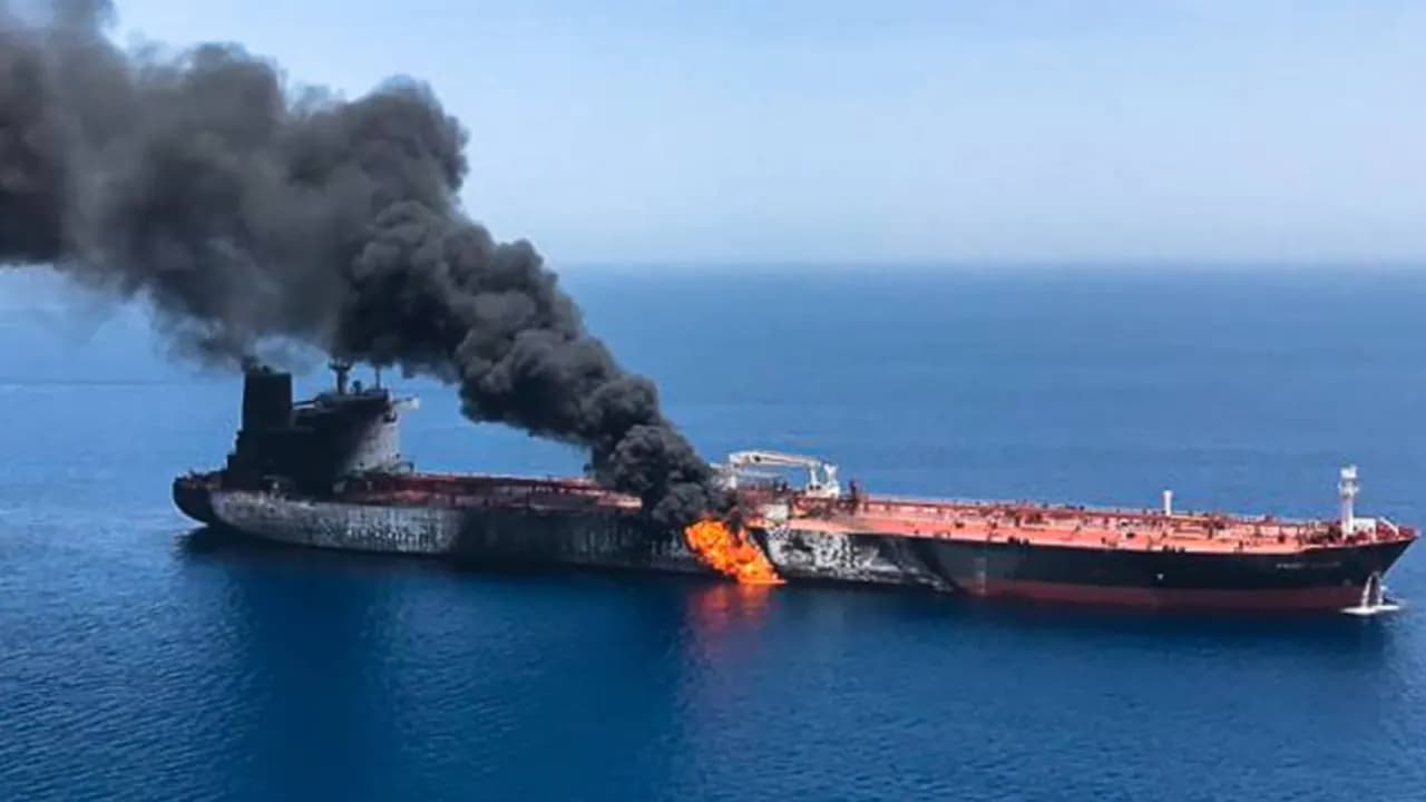 Hörmüz boğazında iki tanker minaya düşərək yanıb